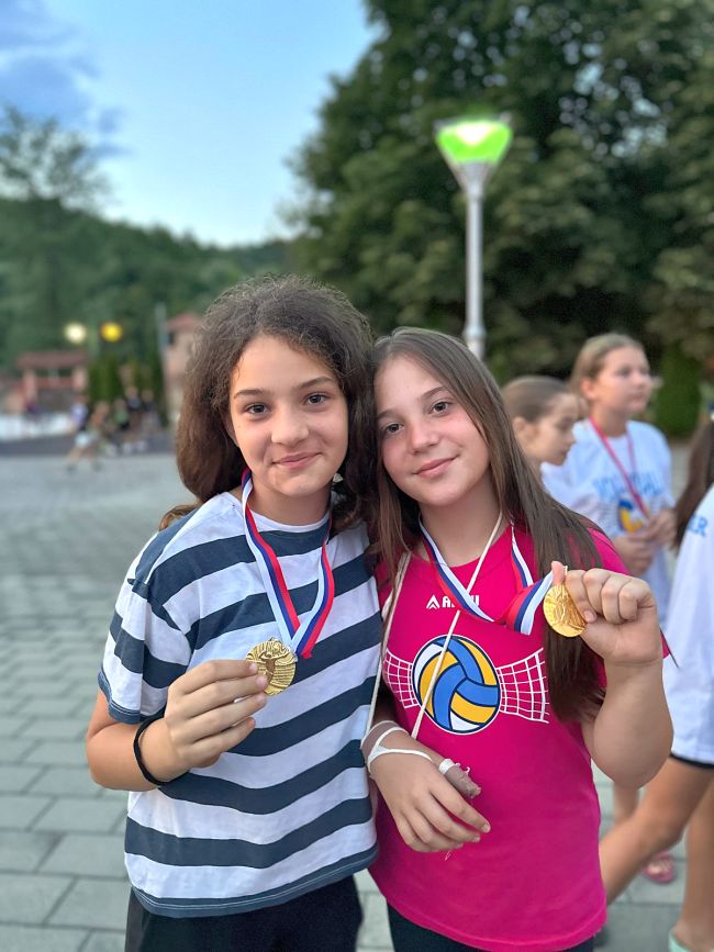 aaaPolaznice sa medaljama i trenerom 7